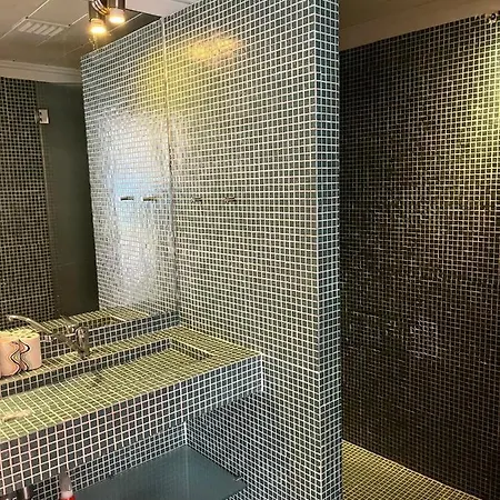 Amazigh & Dorm With Share Kitchen Ostello Cascais